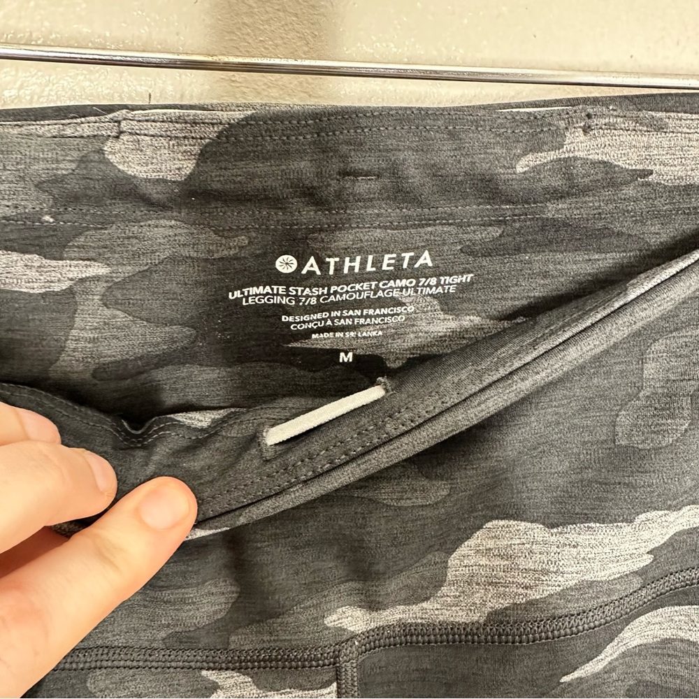 Athleta Ultimate Stash Pocket Black Camo Lightning 7/8 Tights Size Medium - Picture 10 of 10